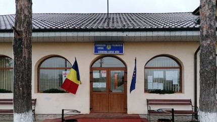 Un primar a scăzut salariile inclusiv pe al lui ca să aibă bani de proiecte