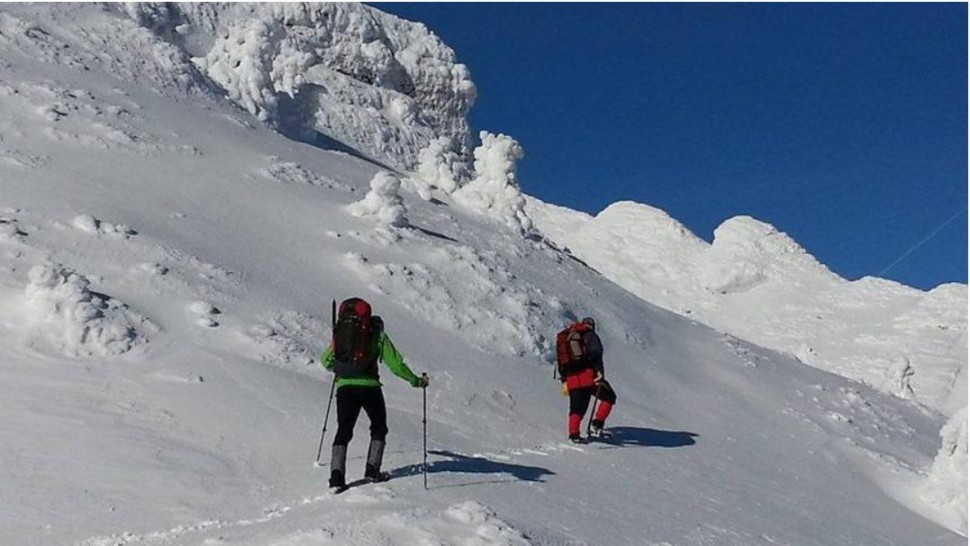 Risc major de avalanşă azi în Masivul Bucegi. Schiorii sunt sfătuiţi să nu iasă de pe pârtiile marcate