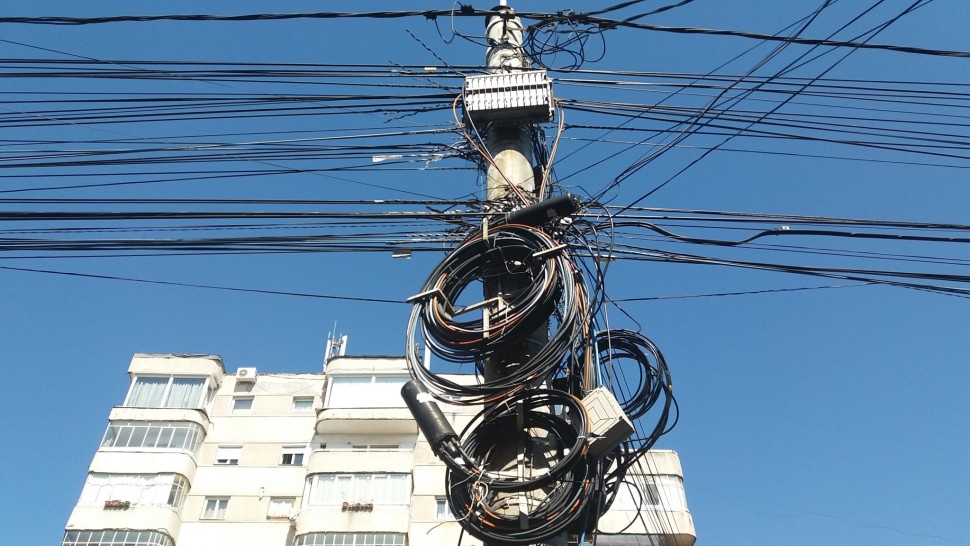 Mii de locuitori ai unui oraș din România rămân fără internet și TV. Primăria taie cablurile suspendate