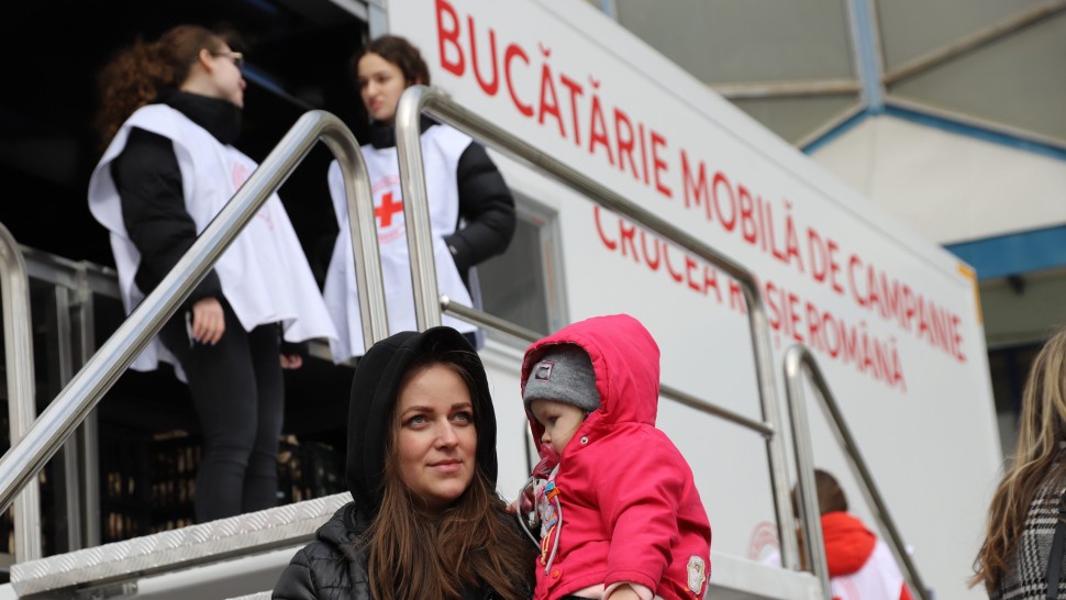 Crucea Roșie Română inaugurează o bucătărie mobilă și oferă 13.000 de mese calde refugiaților din Ucraina