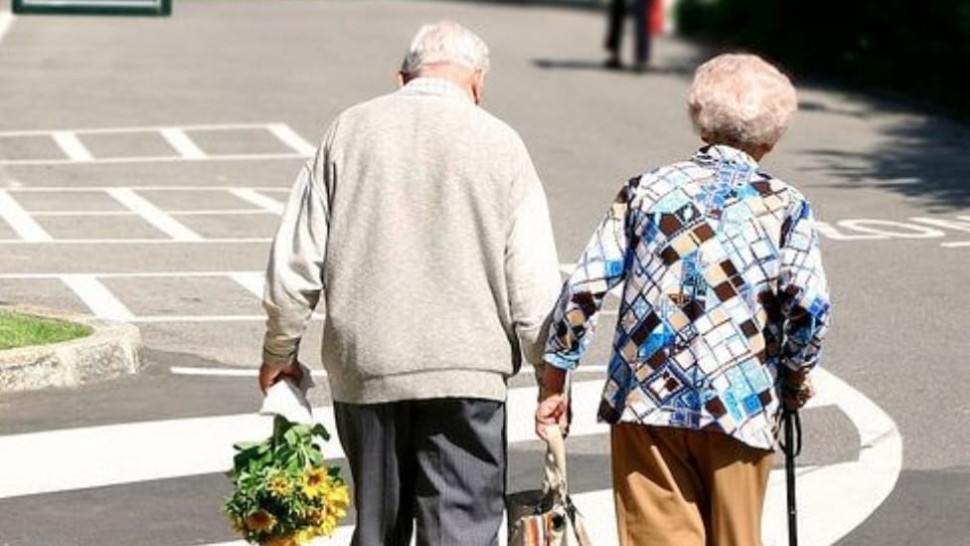 Cine joacă într-un film cu pensionari