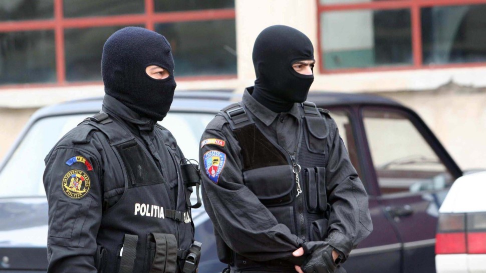 Percheziții de amploare în București și alte 7 județe. Mascații au intrat în forță