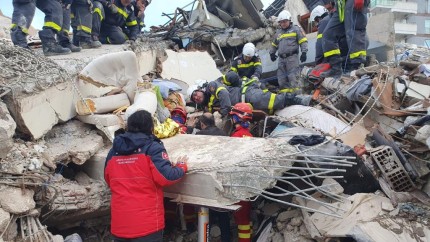 INCREDIBIL. O bătrână de 77 de ani scoasă de sub dărâmăturile din Turcia la 212 ore după cutremur