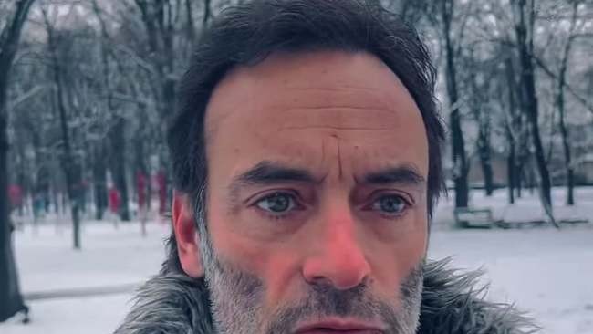 Fiul lui Alain Delon filmează la Oradea pentru o producție românească în care joacă și Mickey Rourke. Regizorul este un tânăr preot ortodox
