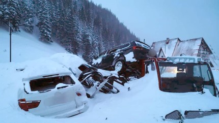UPDATE România sub furia iernii. Turiștii izolați pe munte după avalanșă au fost salvați. Încă sunt drumuri închise în țară