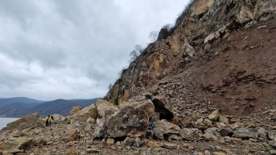 Avalanșă uriașă de pietre pe Clisura Dunării. Drumul este acoperit de bolovani