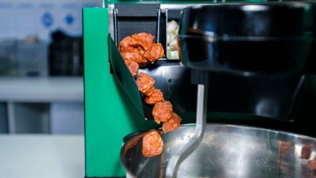 Un restaurant oferă mâncăruri gătite de un bucătar ...robot. Ce părere au clienții despre preparate