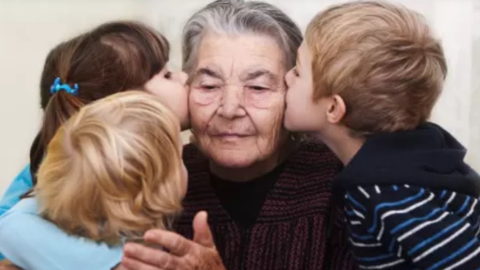 Lege care permite bunicilor să beneficieze de concediu parental plătit. Prima tară unde intră în vigoare