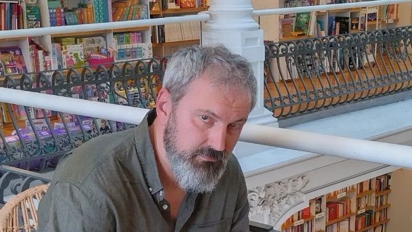 Cătălin Ceaușoglu interviu în Cărturești pentru ultima sa carte Șapte povești care nu se termină bine pentru toată lumea Ideile vin când te aștepți mai puțin
