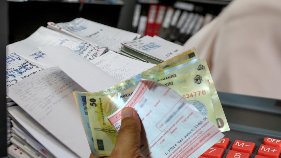 Taxă pentru recalcularea pensiilor. Zeci de pensionari au căzut în plasa escrocilor
