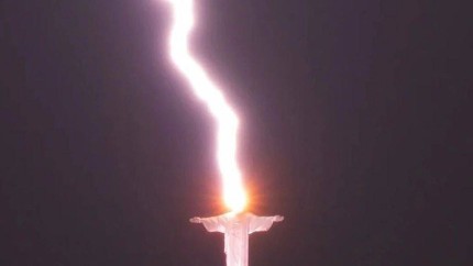 Un fulger a lovit capul statuii lui Cristos Mântuitorul din Rio de Janeiro. Puțini știu că a fost sculptat de un român | FOTO
