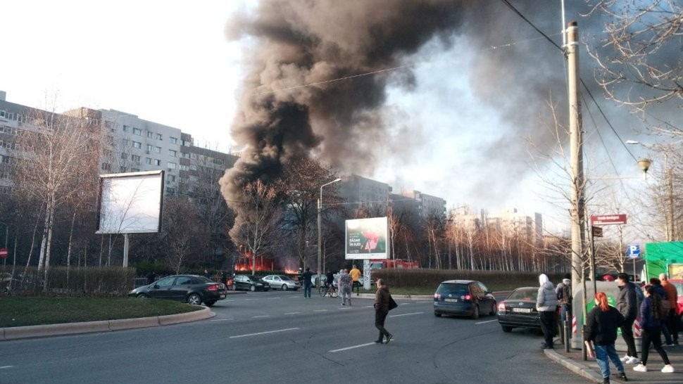 Incendiu uriaș în Bucureşti Un loc de joacă din Sectorul 3 a fost cuprins de flăcări. Robert Negoiță i-a găsit pe făptași