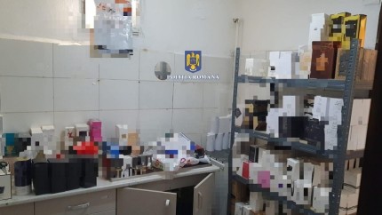 Percheziții în București și Ilfov. Parfumuri contrafăcute în valoare de 700.000 de lei confiscate