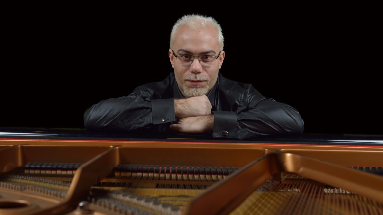 Un pianist român vrea să obțină un nou record Guinness. Se pregătește de 860 de bătăi pe clapă într-un singur minut