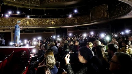 Reactie inedită a spectatorilor când un teatru a rămas în beznă. Gestul lor i-a uimit pe actori VIDEO