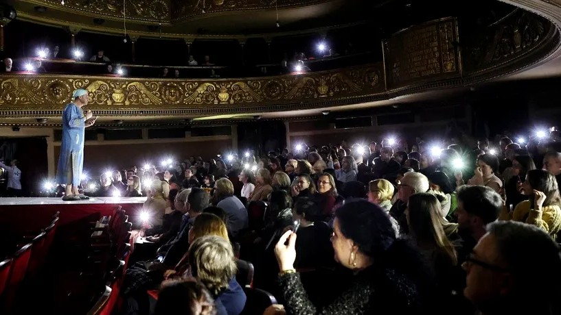 Reactie inedită a spectatorilor când un teatru a rămas în beznă. Gestul lor i-a uimit pe actori VIDEO