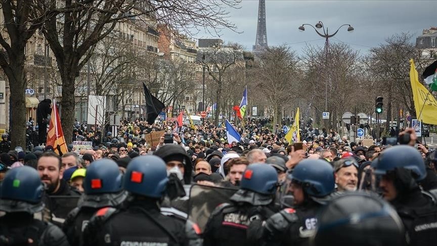 Noi proteste și greve în Franța împotriva reformei sistemului de pensii