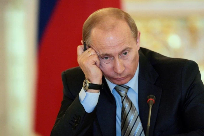 Vladimir Putin săgetat de Cupidon, la 71 de ani