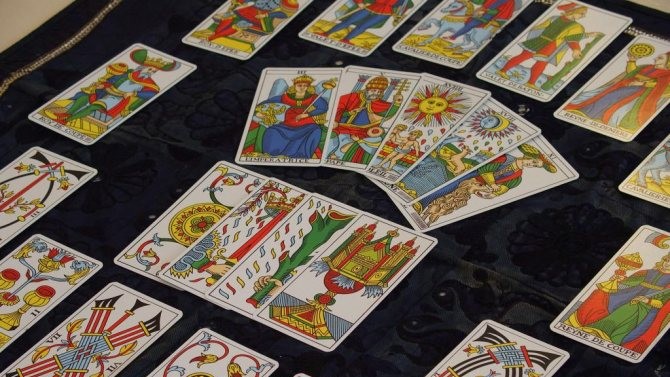 Fascinanta istorie a cărților de Tarot. Când au apărut și ce semnifică desenele și personajele