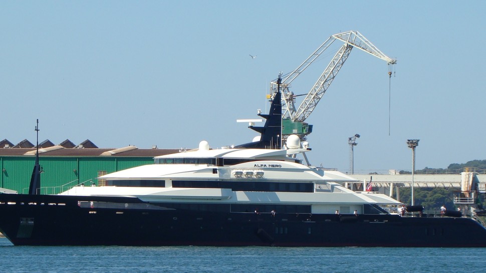 Un super iaht a fost abandonat în Caraibe. Nu-l revendică nimeni astfel că autoritățile îl vor vinde