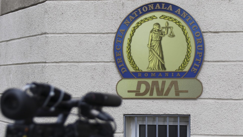 Managerul Spitalului Municipal Caransebeş săltat de DNA pentru luare de mită. Mai sunt cercetaţi un consilier judeţean şi un om de afaceri