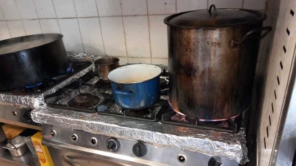 ANPC a închis o firmă care oferea servicii de catering pentru unitățile de învățământ din București. Nereguli grave