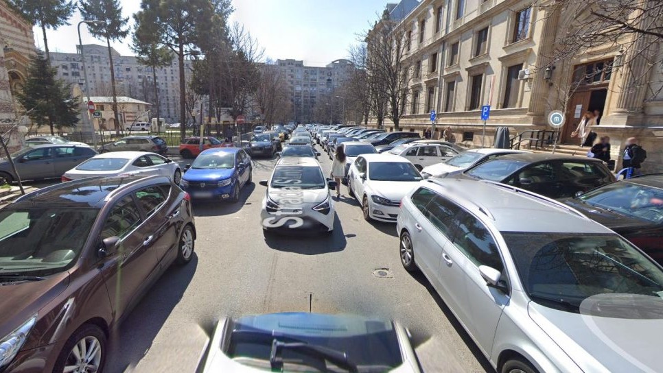 Șoferii care blochează parcarea buni de plată S-a schimbat Codul Rutier amendă de 2.500 de lei pe loc