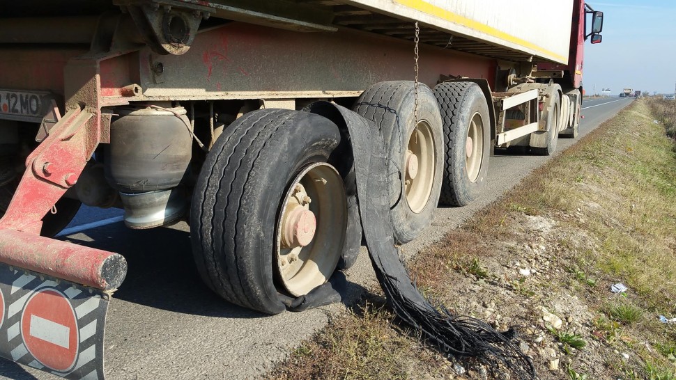 Cum oprești mașina când ți-a explodat cauciucul