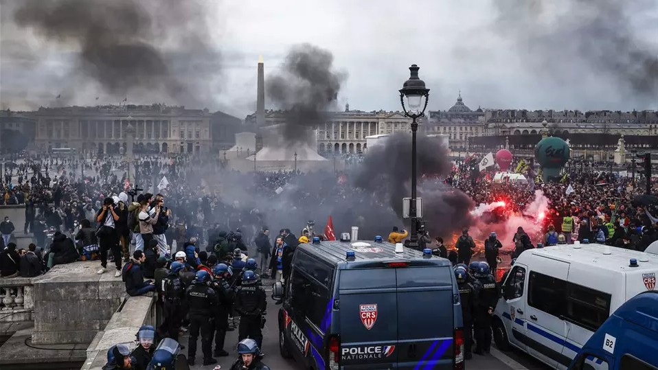 Reacție violentă după ce Macron a forțat adoptarea legii privind creșterea vârstei de pensionare. Vom da foc la țară