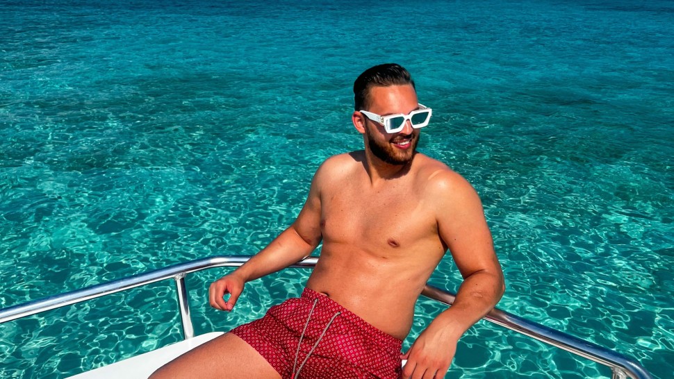 El este omul de afaceri din România care investește milioane de euro și petrece timpul pe Seven Mile Beach una dintre cele mai scumpe plaje din lume