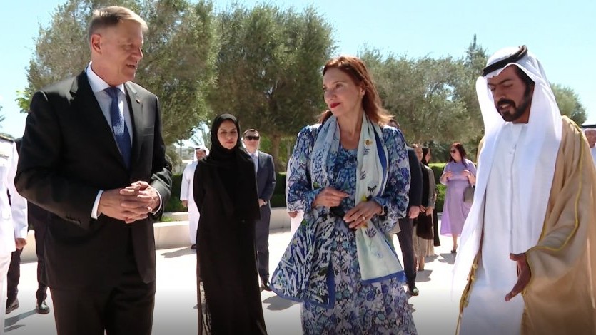FOTO | Klaus Iohannis și Prima - Doamnă în Emirate. Au vizitat Monumentul Martirilor și Marea Moschee din Abu Dhabi