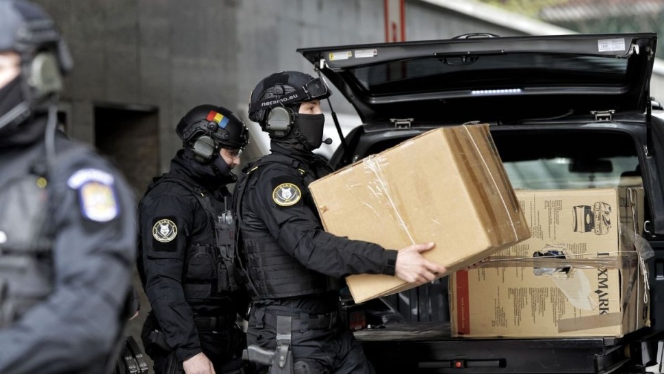Procurorii DIICOT fac percheziții de amploare în Capitală. Peste 20 de persoane audiate într-un dosar de trafic de droguri