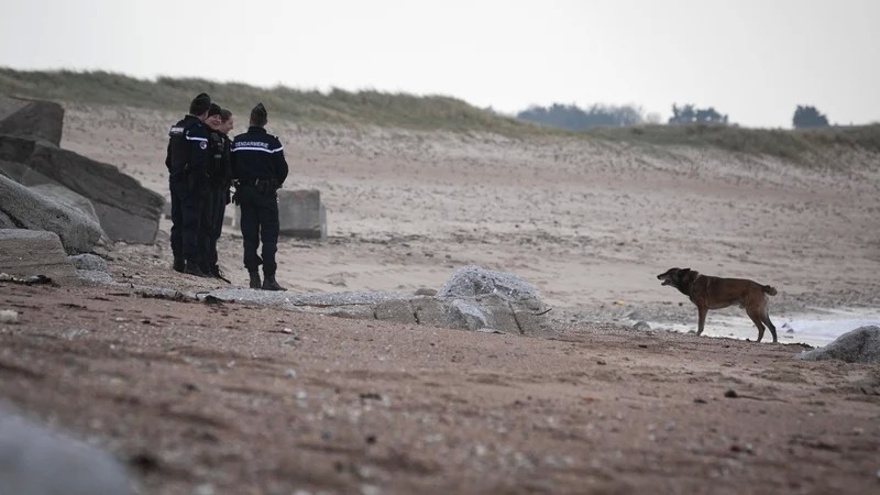 Alertă de narcoturism Persoane necunoscute cu mașini de lux răscolesc nisipul