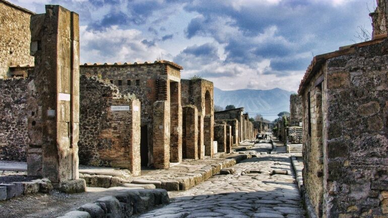 O turmă de oi înfometate angajată să păzească orașul antic Pompei