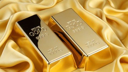 Prețul aurului a crescut până la un record absolut. Metalul prețios a depășit pragul de 2.130 dolari pe uncie