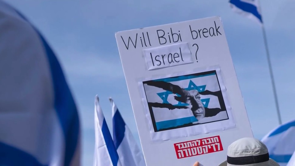 Noaptea ca hoții varianta Israel. O lege controversată care blochează demiterea lui Netanyahu a fost adoptată. Oamenii au ieșit în stradă