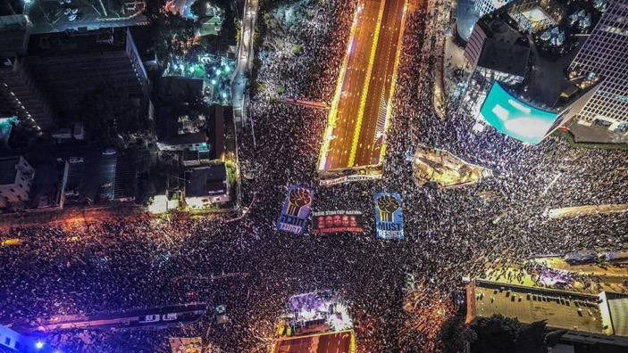 Protestele din Israel au avut efectul scontat. Benjamin Netanyahu acceptă o pauză în controversatul proiect de modificare a legilor justiției