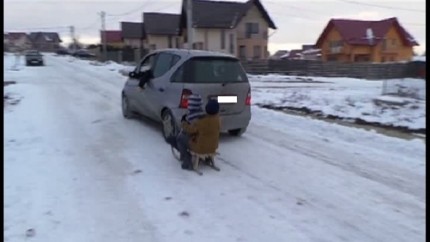 Un șofer care a tractat cu mașina o sanie cu copii a fost condamnat la închisoare