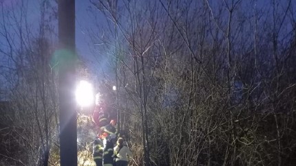 Accident feroviar la Roșiori. Un tren de călători s-a oprit brusc după ce în fața lui a deraiat un tren de marfă. Trei persoane au fost rănite