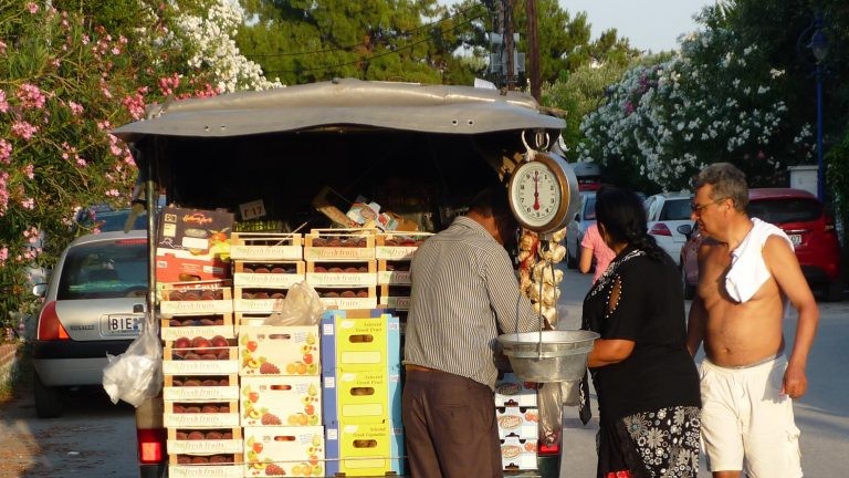 Comerţul ambulant va fi interzis în Bucureşti. Ce pățesc cei care vor fi prinși că vând pe străzi