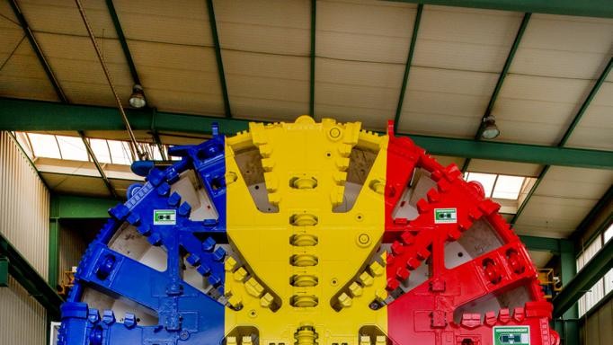 Grecii de la AKTOR încep cel mai mare și dificil proiect feroviar din România 4 tuneluri de peste 24 km străpung Carpații pentru calea ferată Brașov-Sighișoara