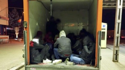 17 migranți salvați de polițiștii maghiari la un pont al autorităților române. Erau înghesuiți într-un TIR turcesc
