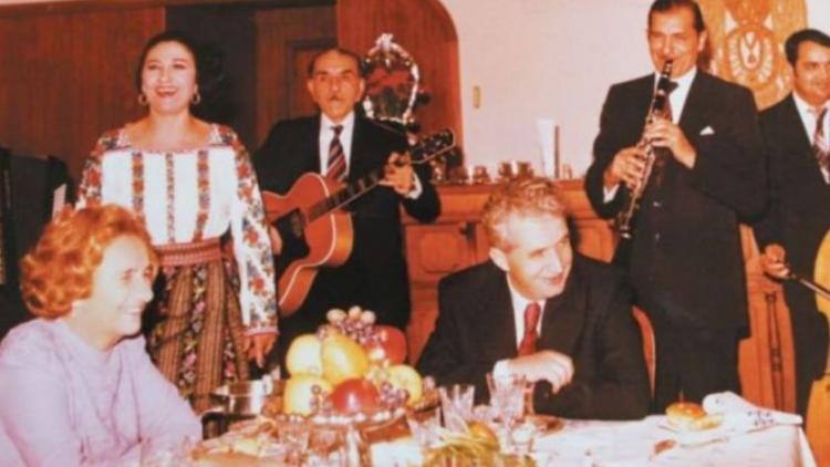 Cum se sărbătorea Paștele în comunism. Românii sfidau regimul și mergeau la biserică