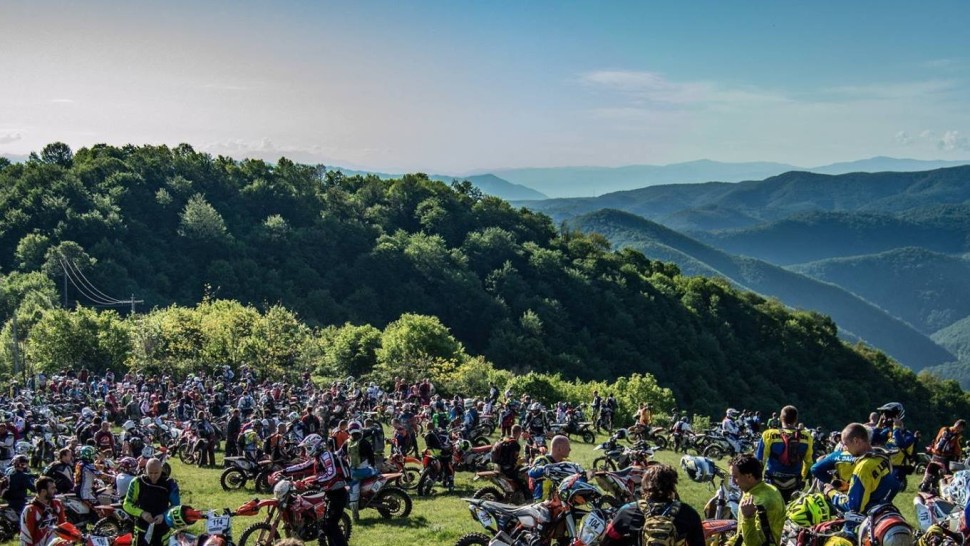 Sute de motociclişti de pe trei continente vin în Romania. Competiție spectaculoasă într-o fostă carieră de marmură și într-o exploatare minieră