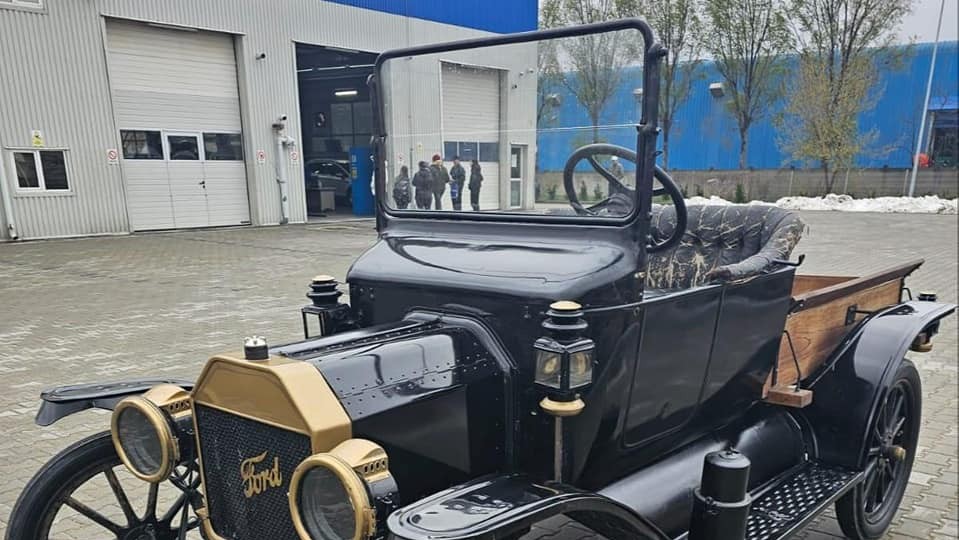 Ford din 1914 adus la RAR pentru verificări. Are spiţe din lemn patru cilindri şi 20 de cai putere