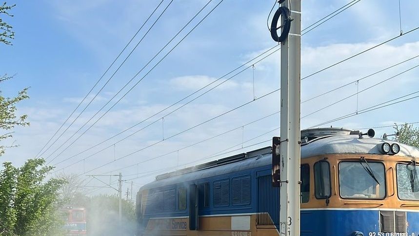 Incendiu la o locomotivă de marfă în Prahova. Mecanicul a decuplat-o de urgență de la restul vagoanelor