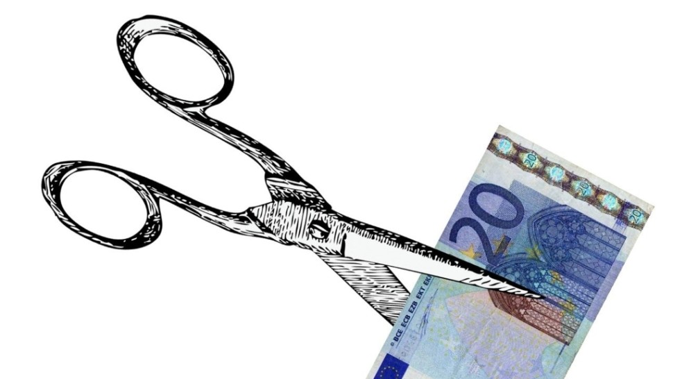 Lovitură pentru bugetari. Guvernul pregătește tăieri de salarii și concedieri în masă