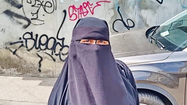 Cine e românca acuzată de propagandă teroristă. A fost trimisă în judecată