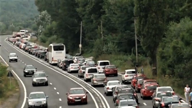 Aglomerație pe autostrada A 1 București - Pitești și DN 1 duminică după amiază