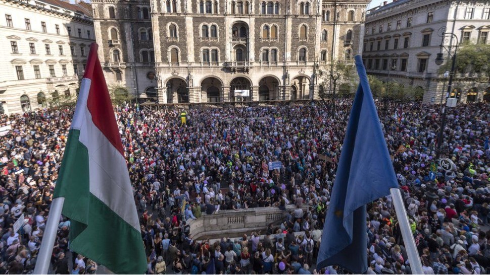 Proteste masive în Budapesta Maghiarii au ieșit în stradă împotriva noii legi a profesorilor și a violențelor poliției